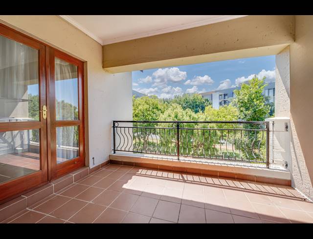 2 BEDROOM APARTMENT FOR SALE IN BRYANSTON